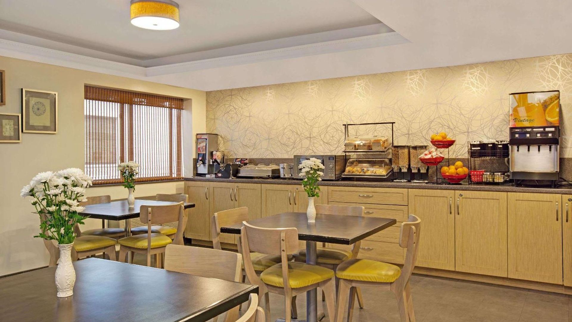 Ramada By Wyndham Staten Island 3*