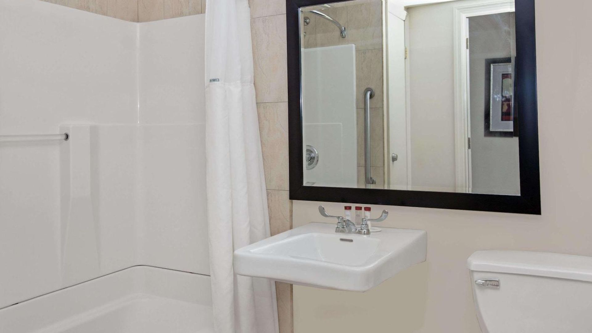 Ramada By Wyndham Staten Island Hotel