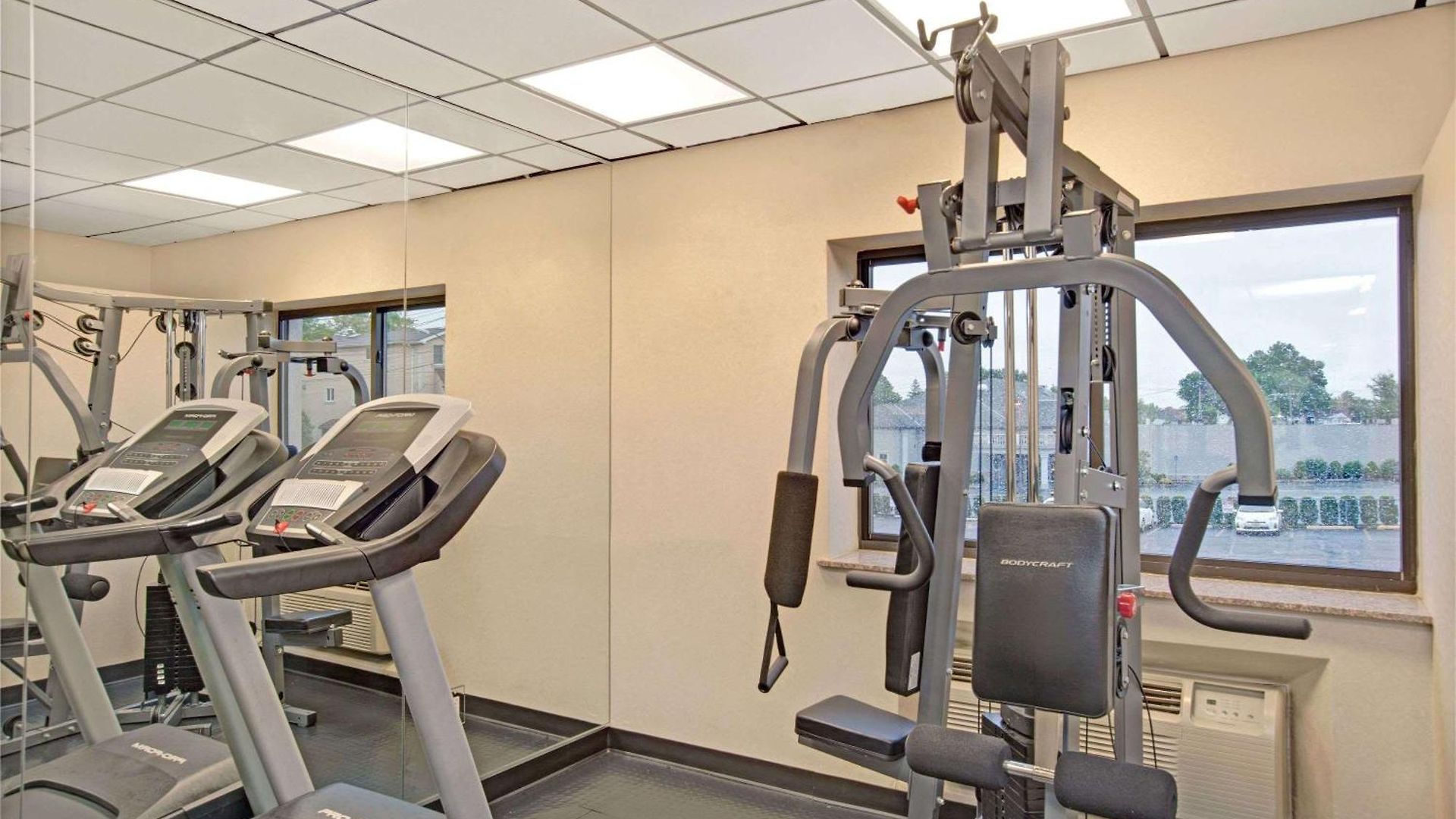 Ramada By Wyndham Staten Island 3*