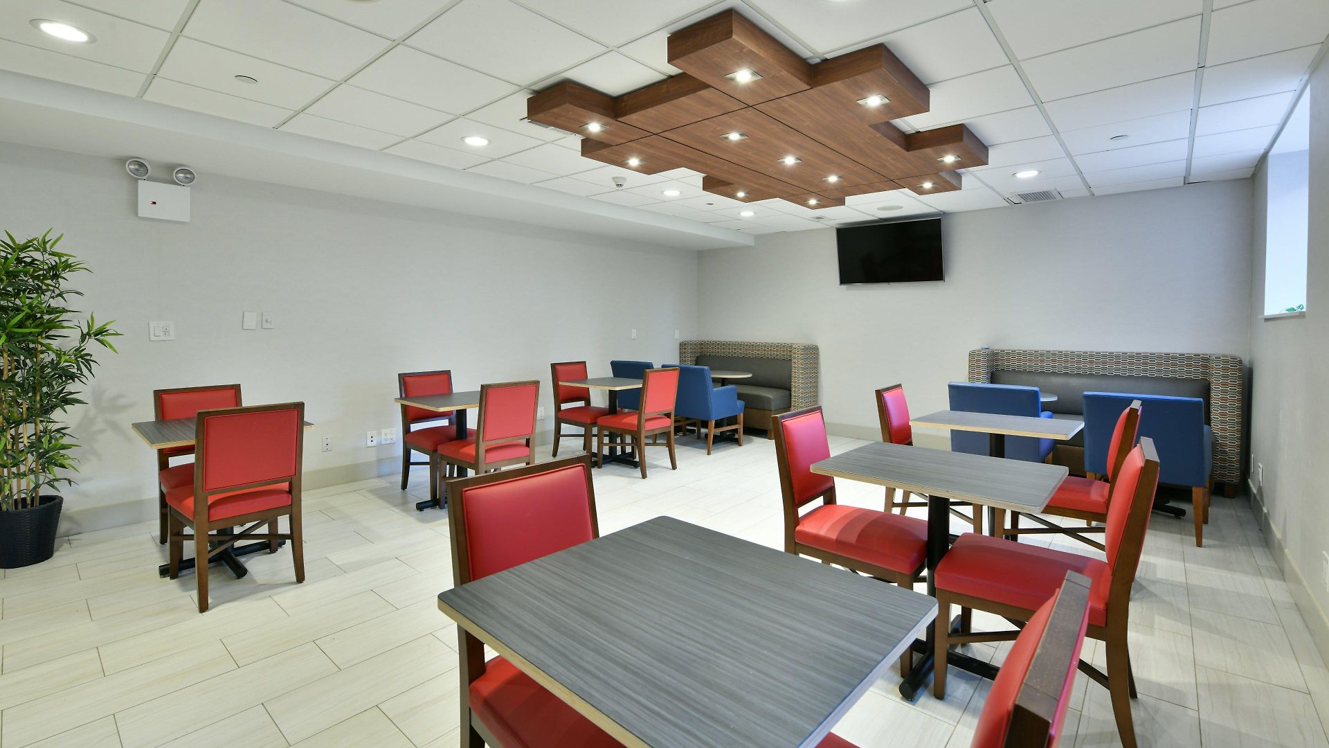 Hotel Country & By Radisson, Staten Island New York