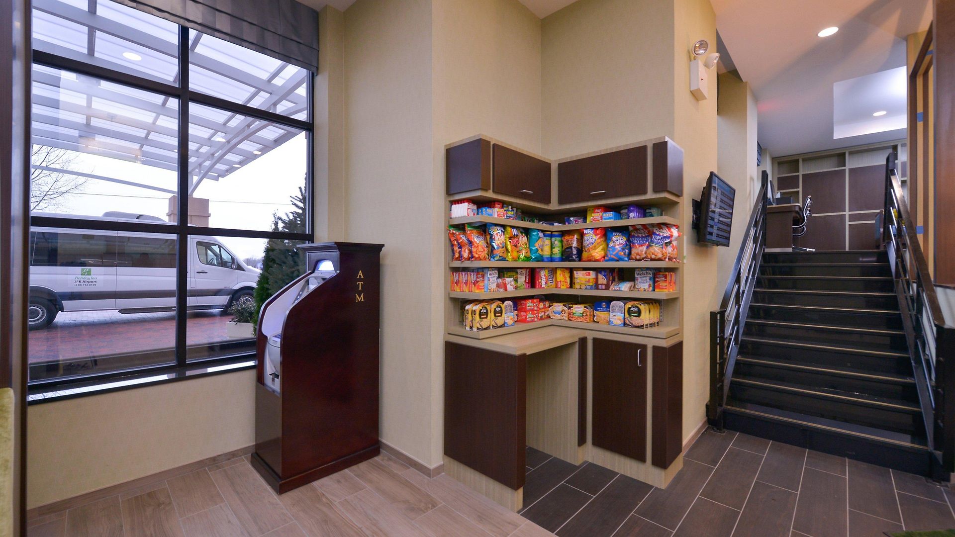 Hotel New York-jfk Airport Area, An Ihg 3*