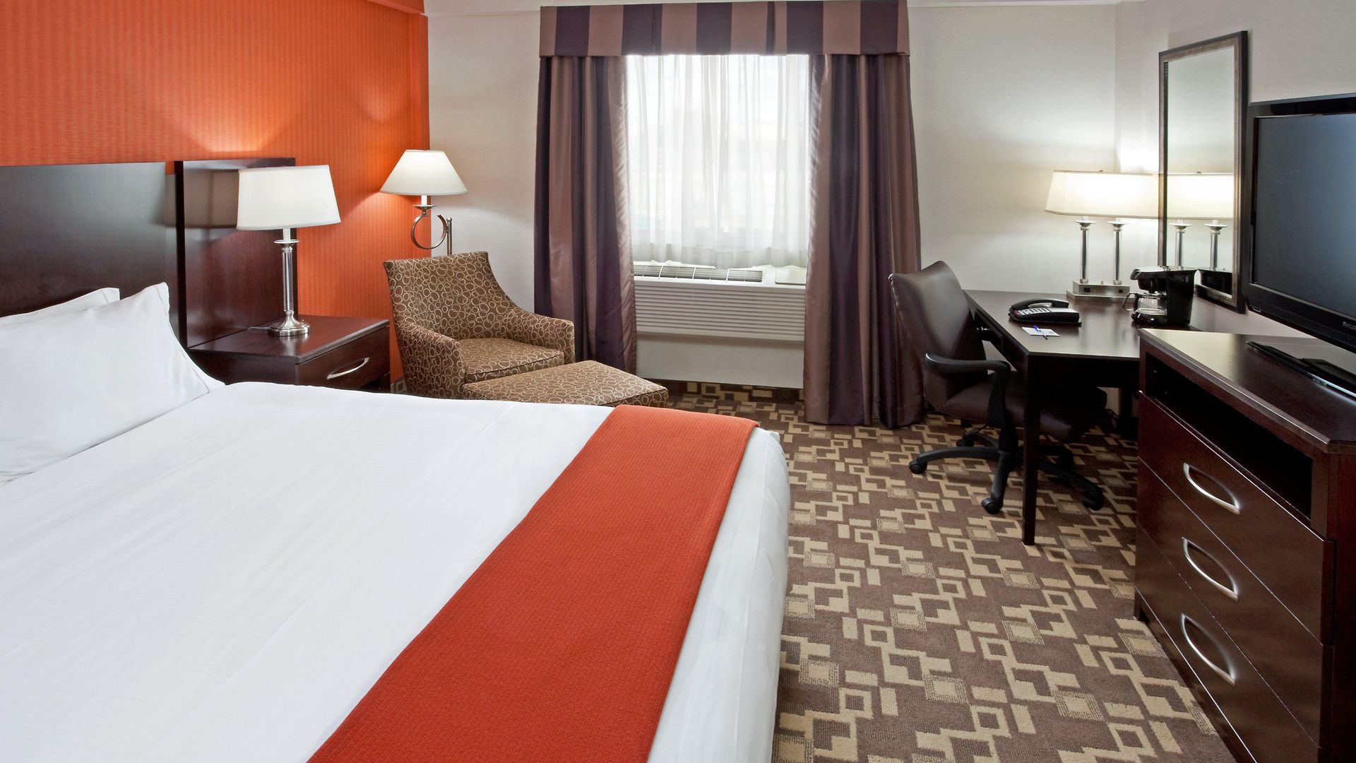Express Maspeth By Ihg Hotel 2*
