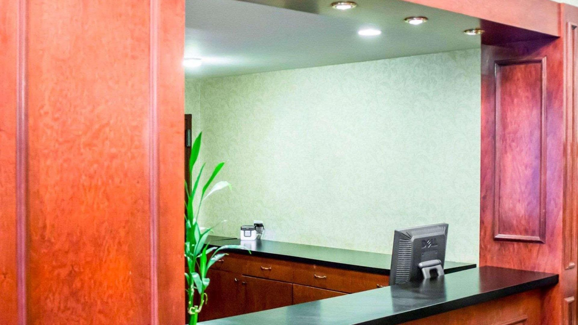 Econo Times Square Hotel 2*