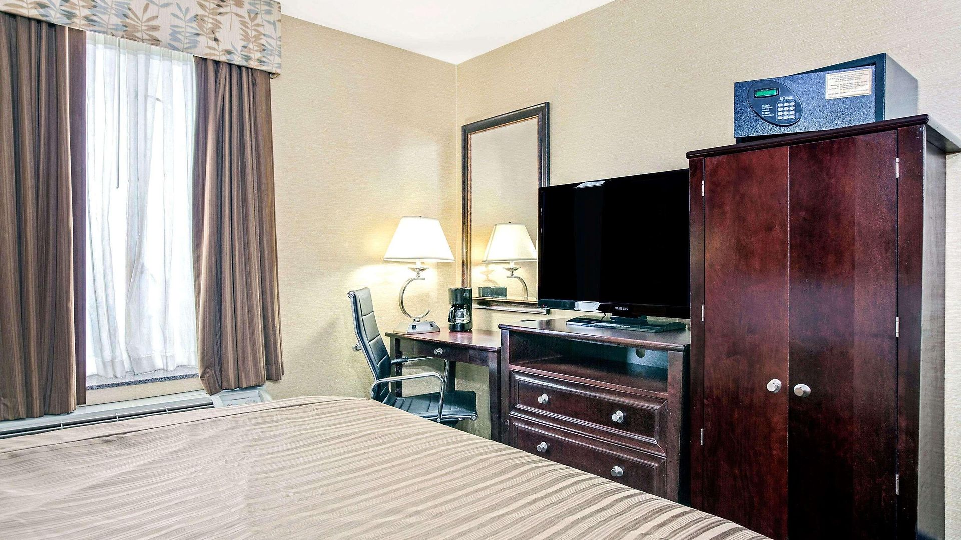 Days By Wyndham Long Island Hotel 3*
