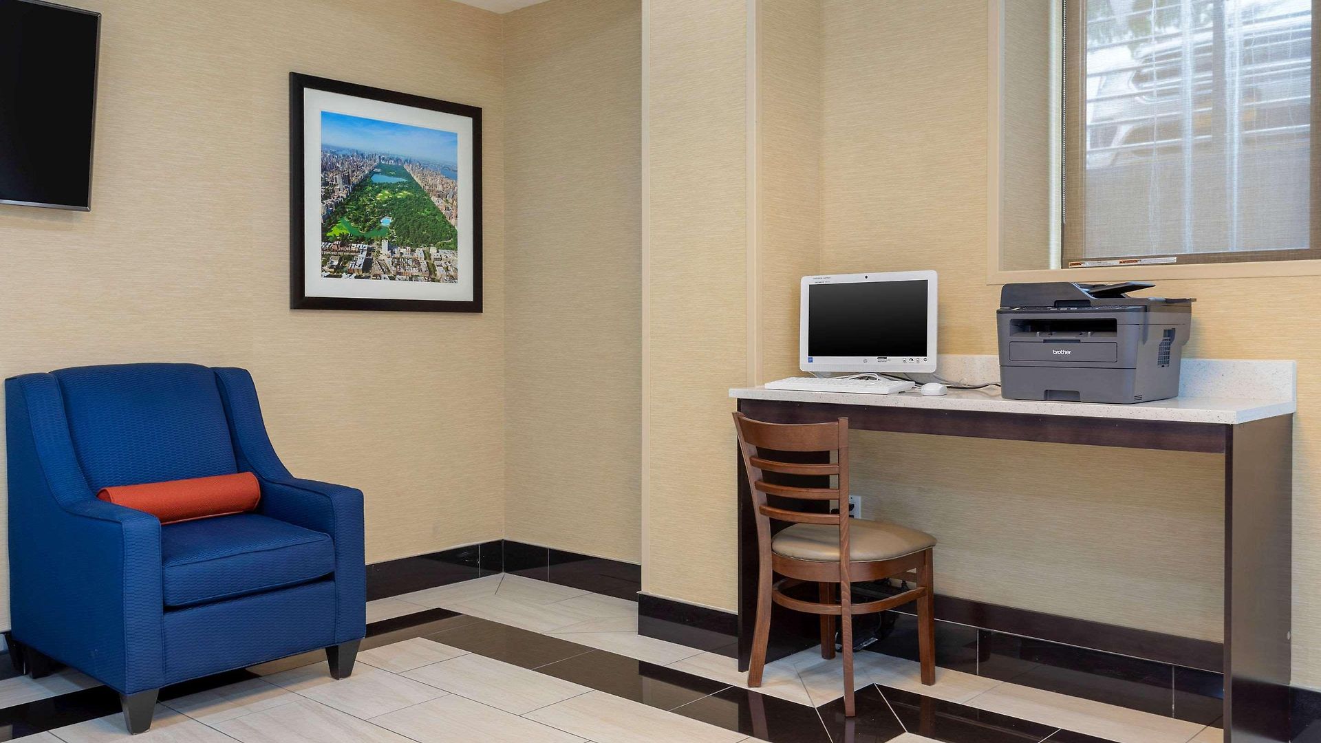 Hotel Comfort & Near Jfk Air Train 3*
