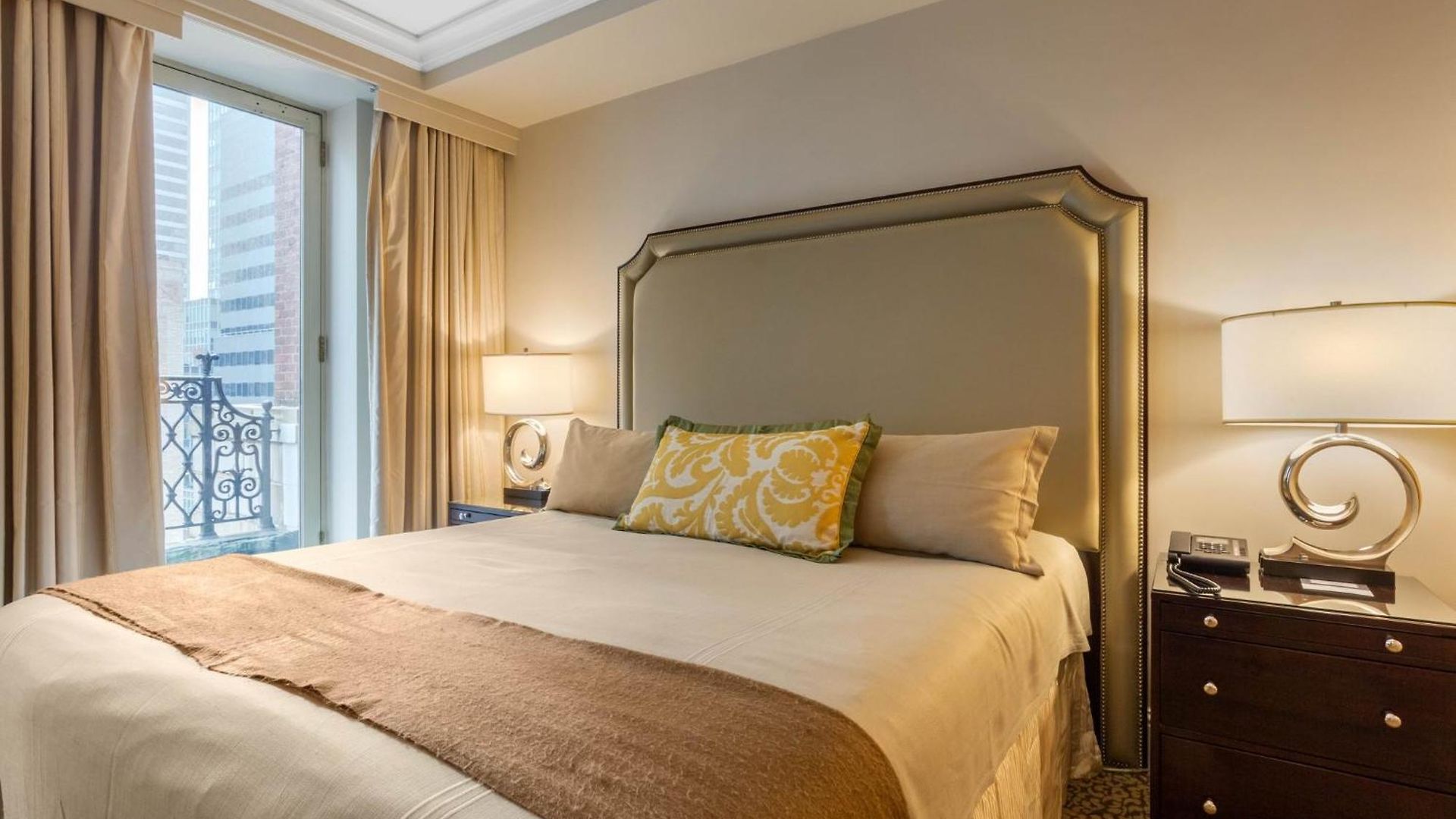 Omni Berkshire Place 4*