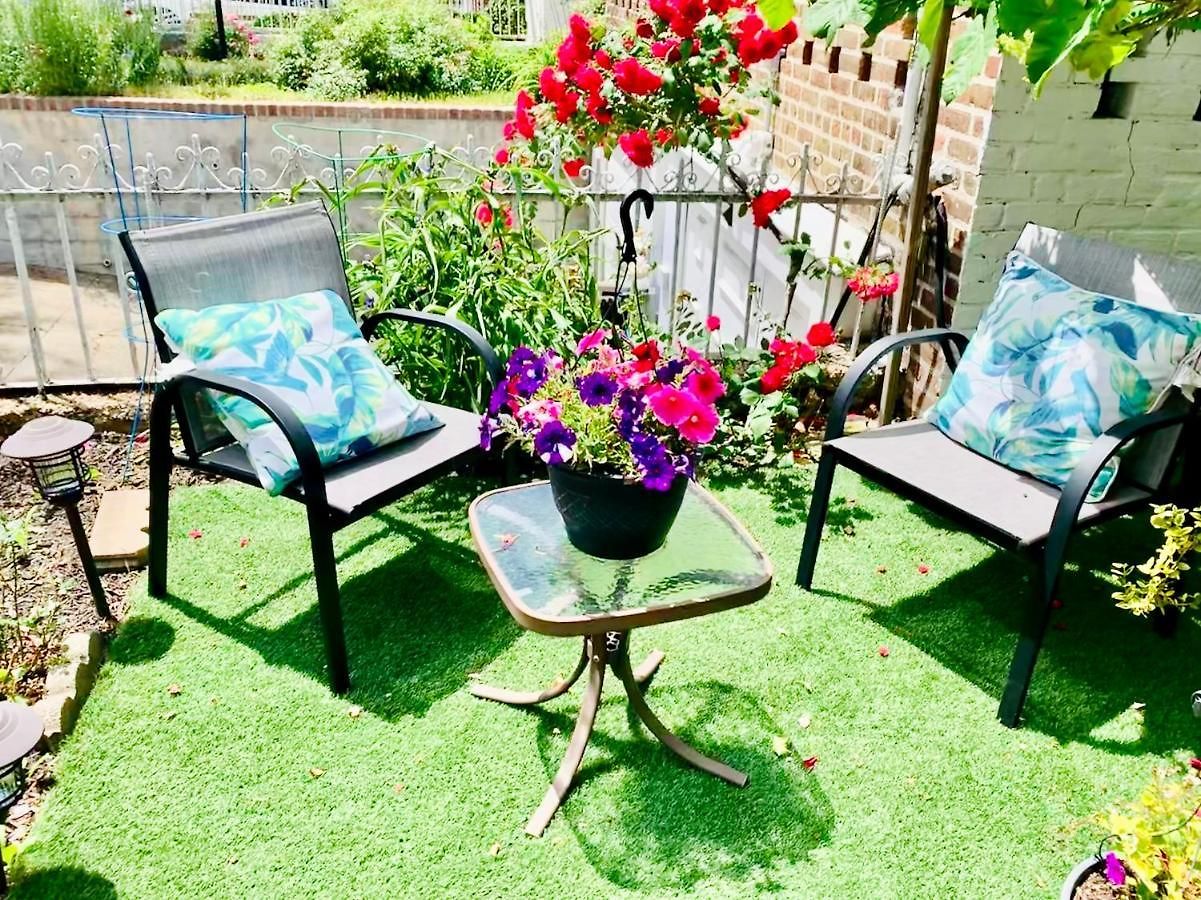 Lga Airport 3 Mins, Vacation 3 Bedroom Duplex House, Parking And Private Backyard, 9mins Subway! Holiday home *