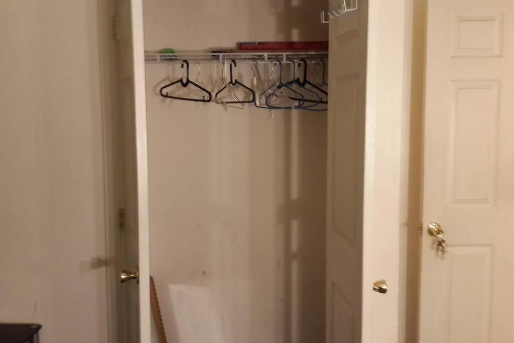 Homestay Large 3-bedrooms/2-bath Apt, One Block To Train *