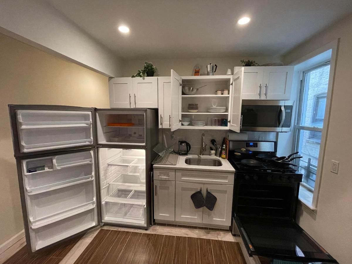 2 Bedrooms Apartament 1 Block From Manhattan Apartment *