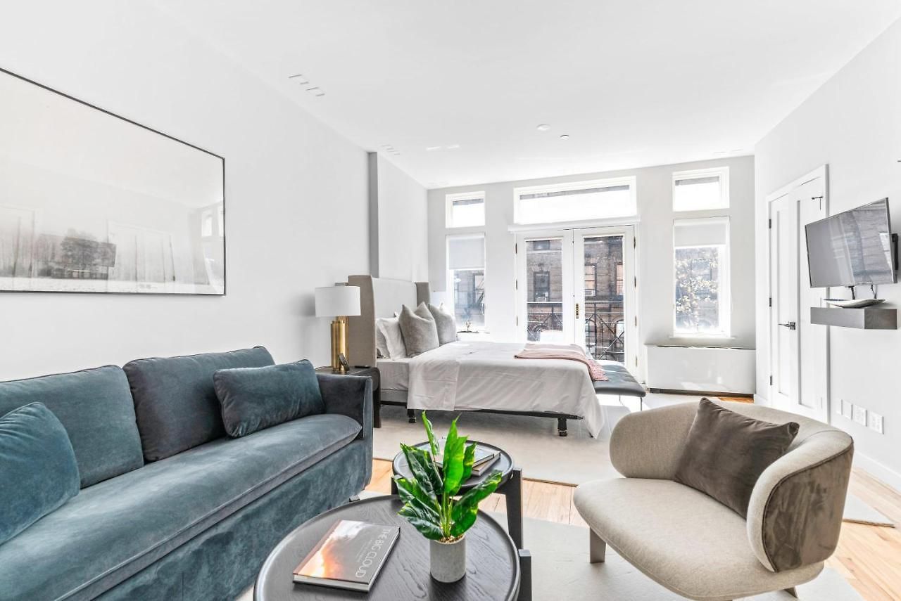 Luxe Studio Apt With Charming Juliet Balcony Holiday home New York