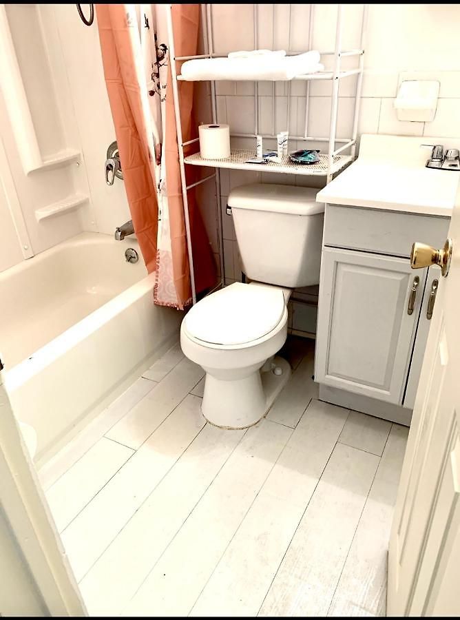 Homestay Large 3-bedrooms/2-bath Apt, One Block To Train