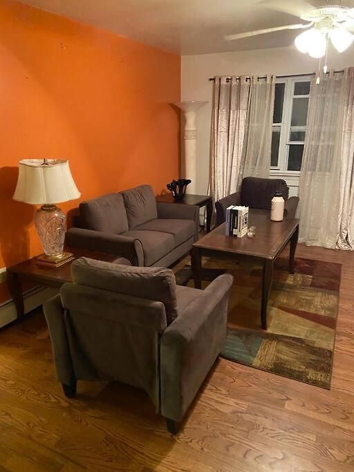 Homestay Large 3-bedrooms/2-bath Apt, One Block To Train *