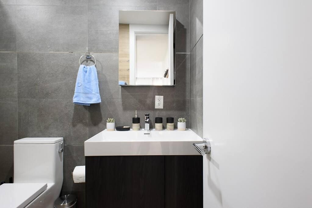 1597-8 Luxury Upper East Side W&d New York
