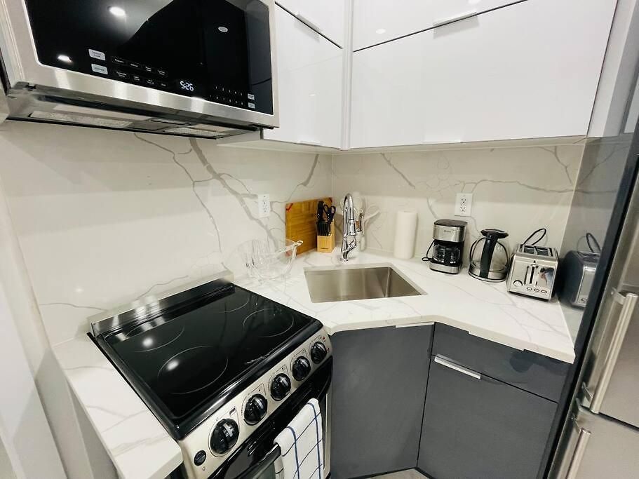 Apartment 78-3a Luxury Brand New Modern 1br W&d *
