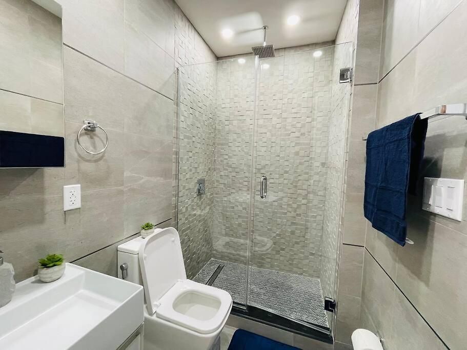 Apartment 78-3a Luxury Brand New Modern 1br W&d *