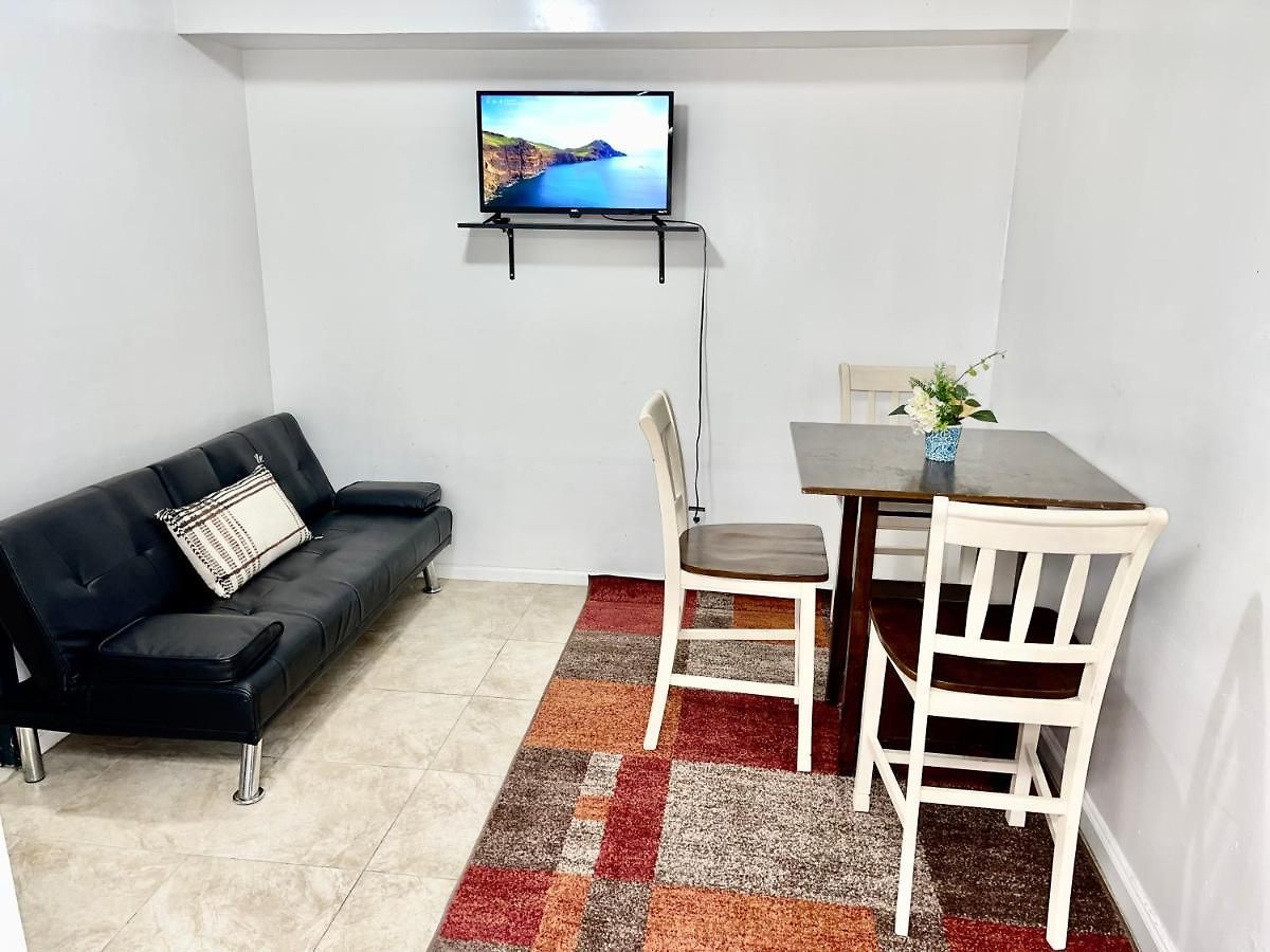 2 Bedrooms Lr Kit Bath And Backyard 2 Stops To Manhattan * New York