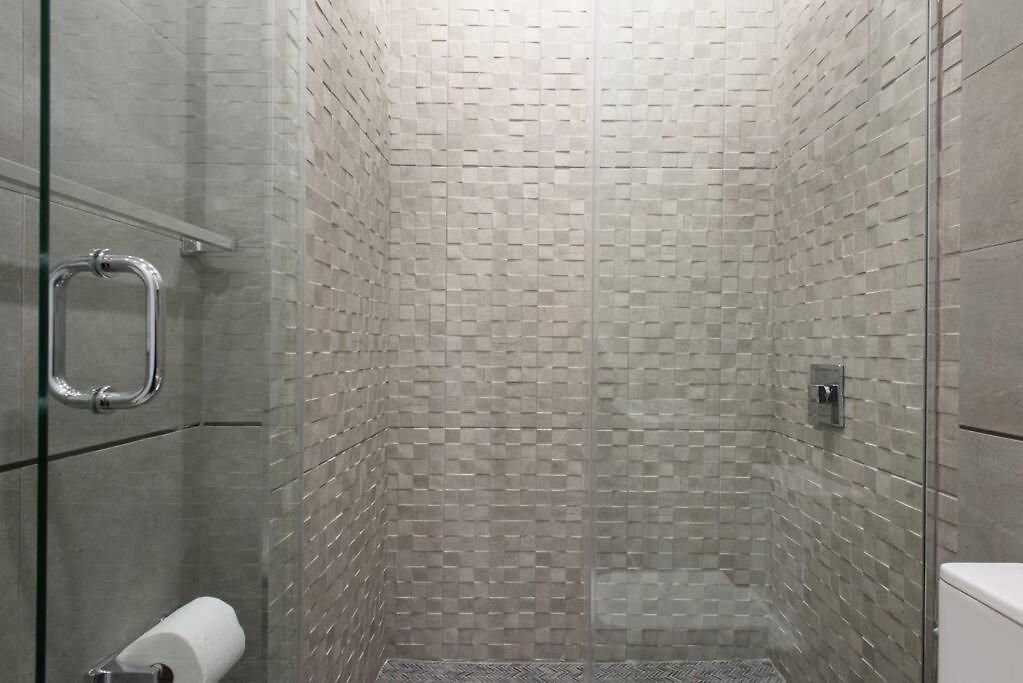 78-1b New 1br Prime Ues Wd In Unit Value