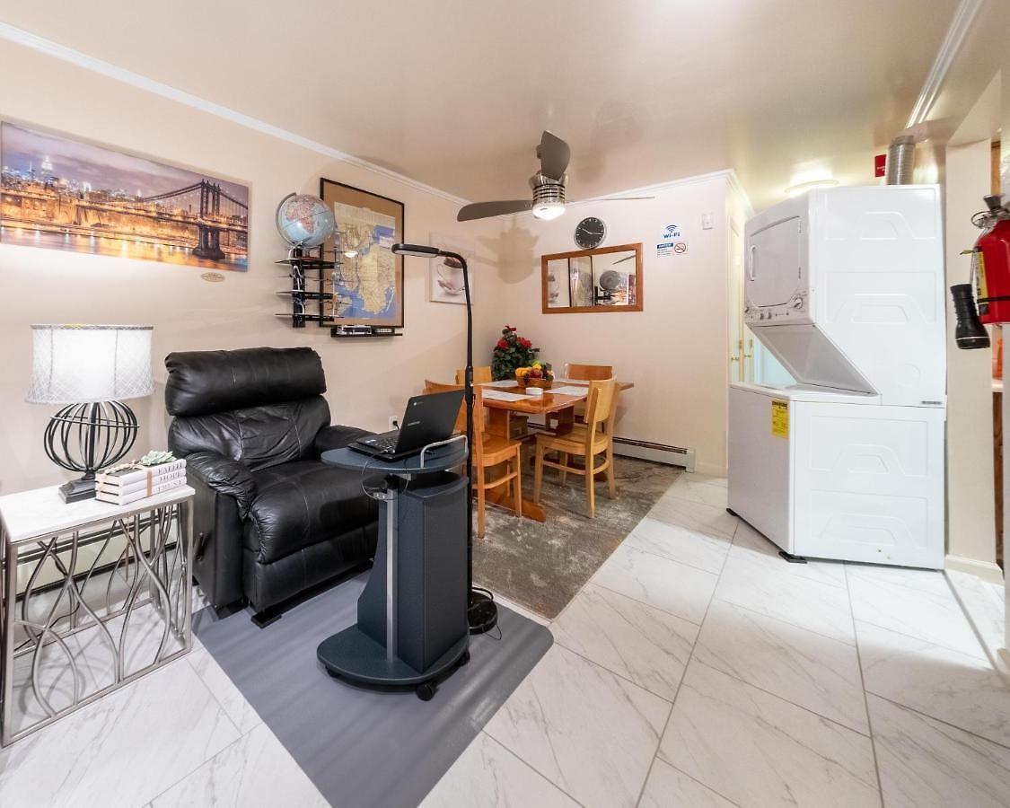 Booking.com Exxlusive: Fully Furnished One Bedroom Entire With Full Size Bed. For One Person Or Couple, Soulmate Positive Friendship Apartment *