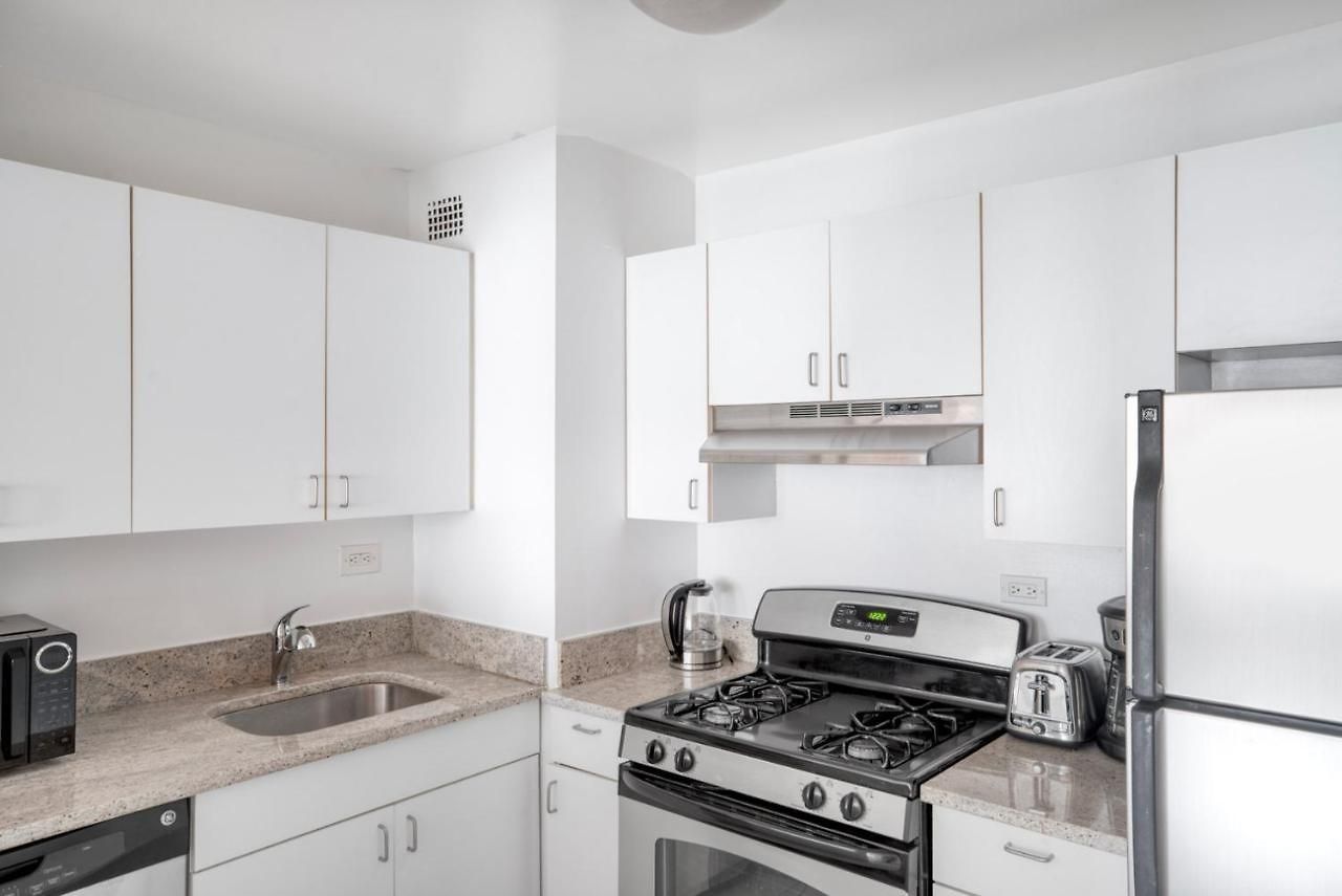 Lenox Hill 2br W Elevator Doorman Nyc-1012
