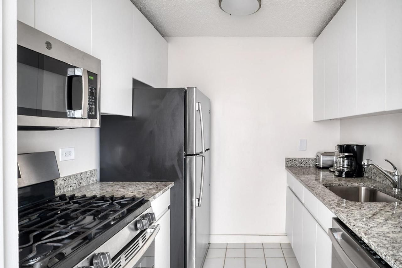 Ues 2br W Elevator Doorman Gym Nr Park Nyc-1072