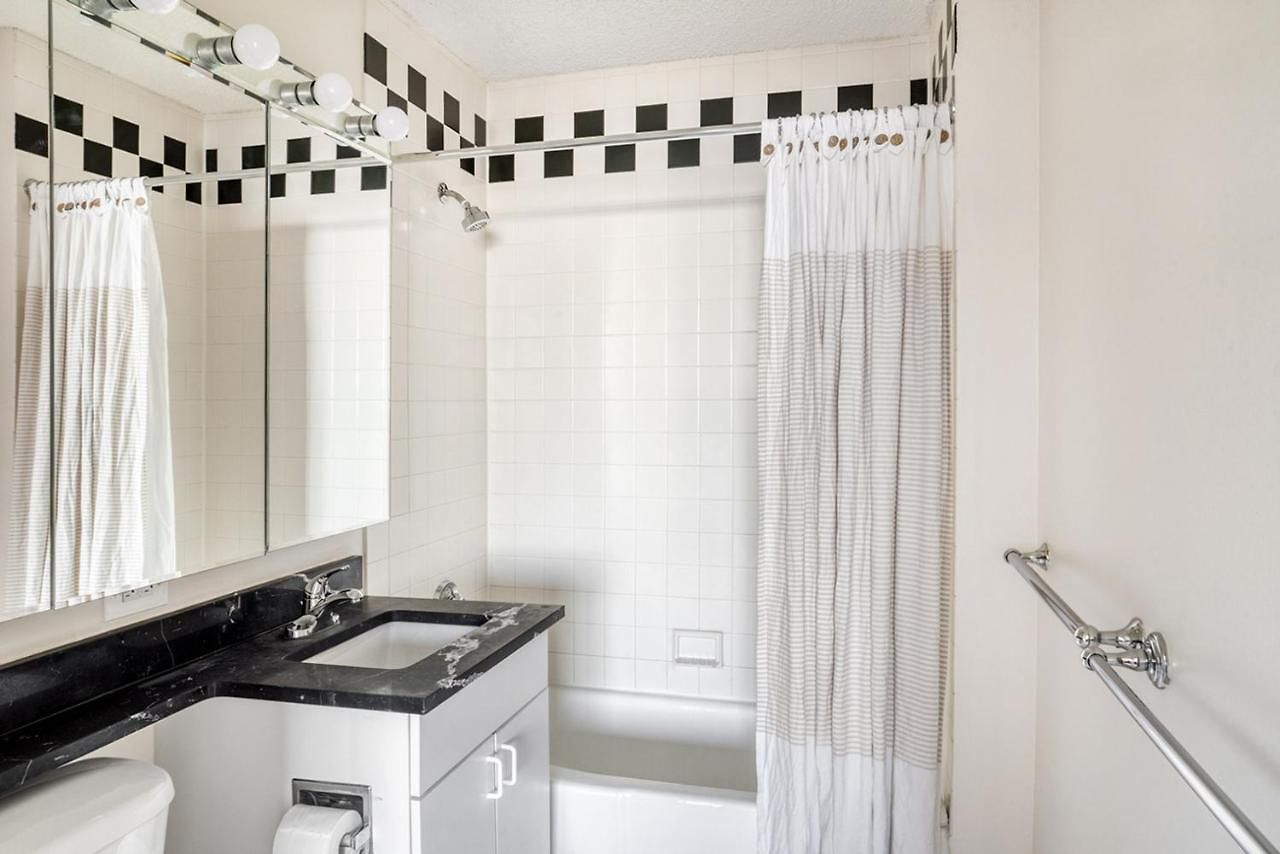 Ues 2br W Elevator Doorman Gym Nr Park Nyc-1072 New York