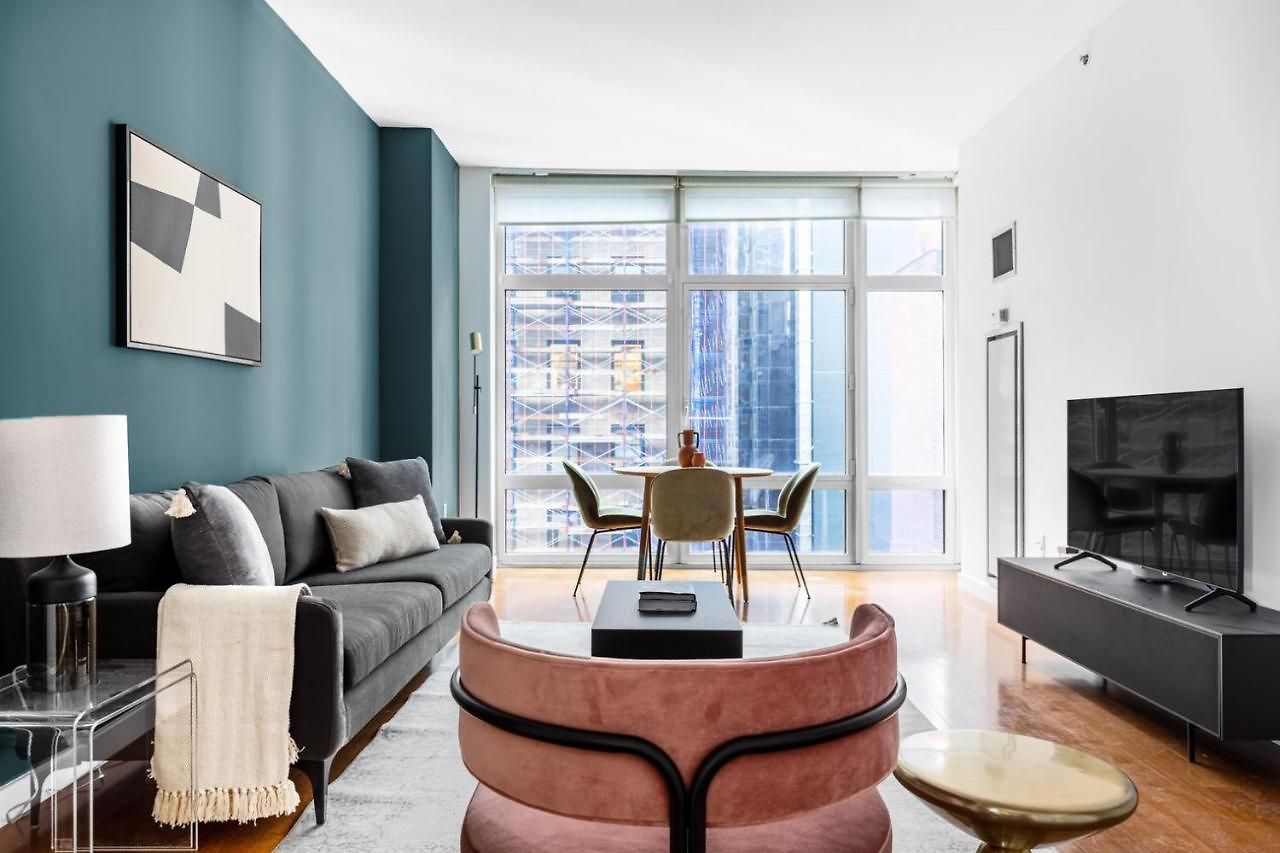 Midtown 1br W Doorman Gym Nr Times Sq Nyc-697
