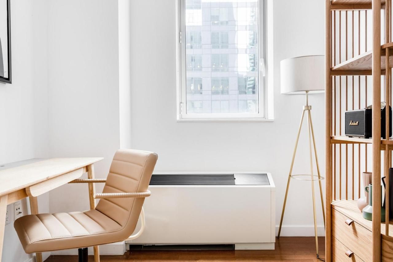Midtown 1br W Doorman Gym Nr Times Sq Nyc-697 *
