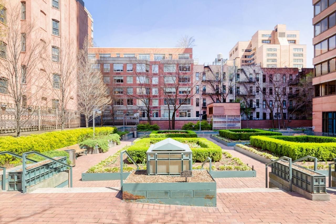 Apartment Ues 2br W Elevator Doorman Gym Nr Park Nyc-1072
