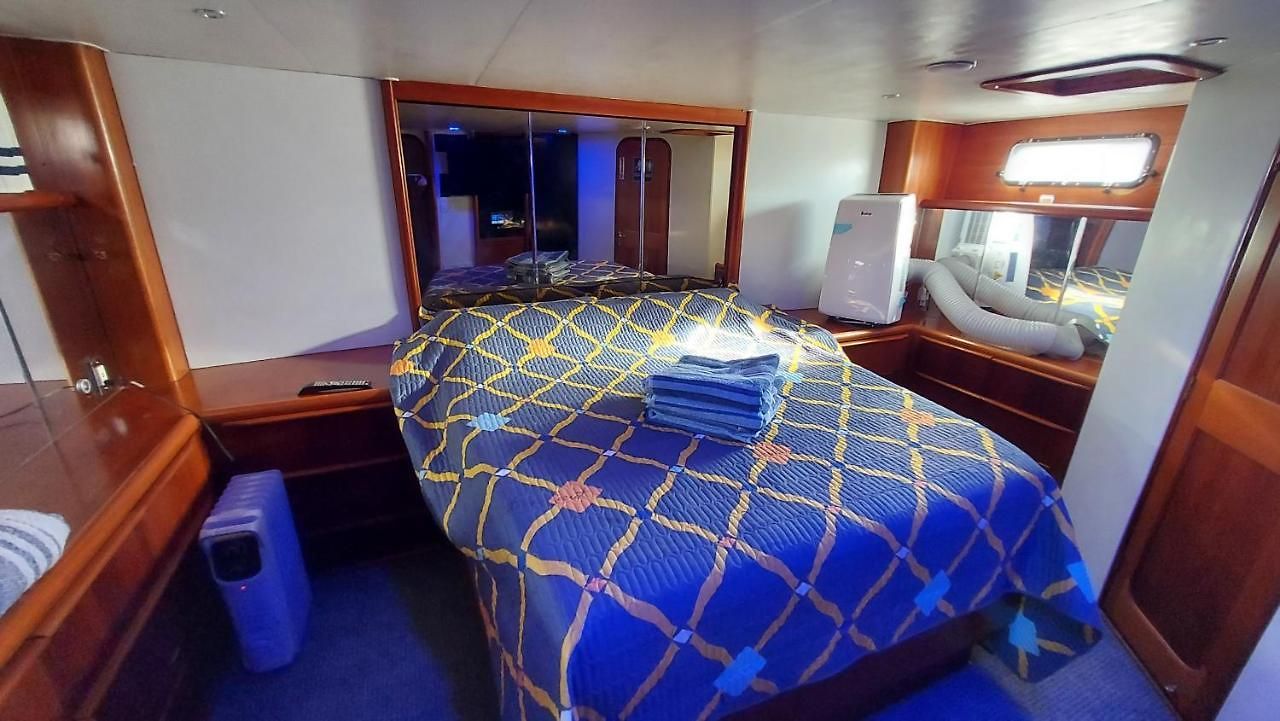 Cozy Ocean 3xdeck Yacht Botel