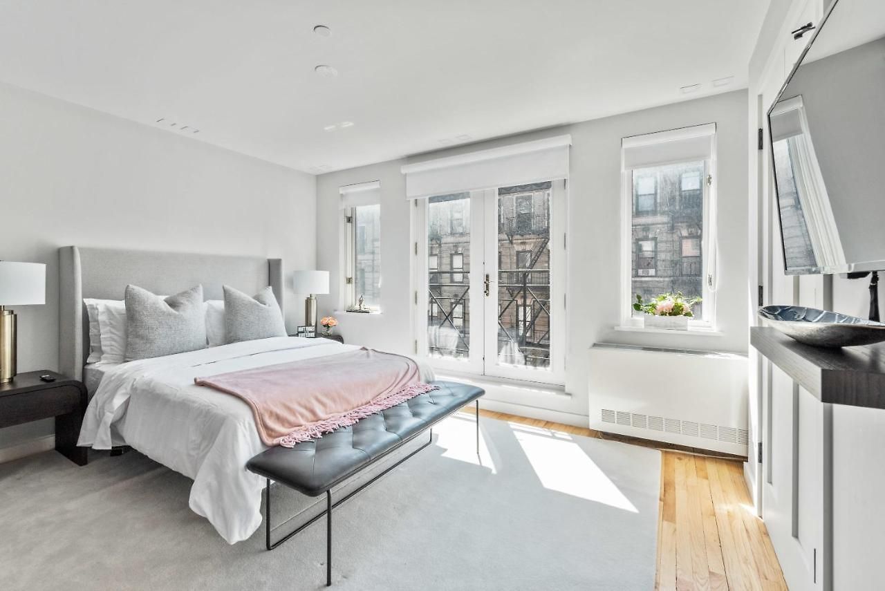 Luxe Studio With Charming Juliet Balcony New York