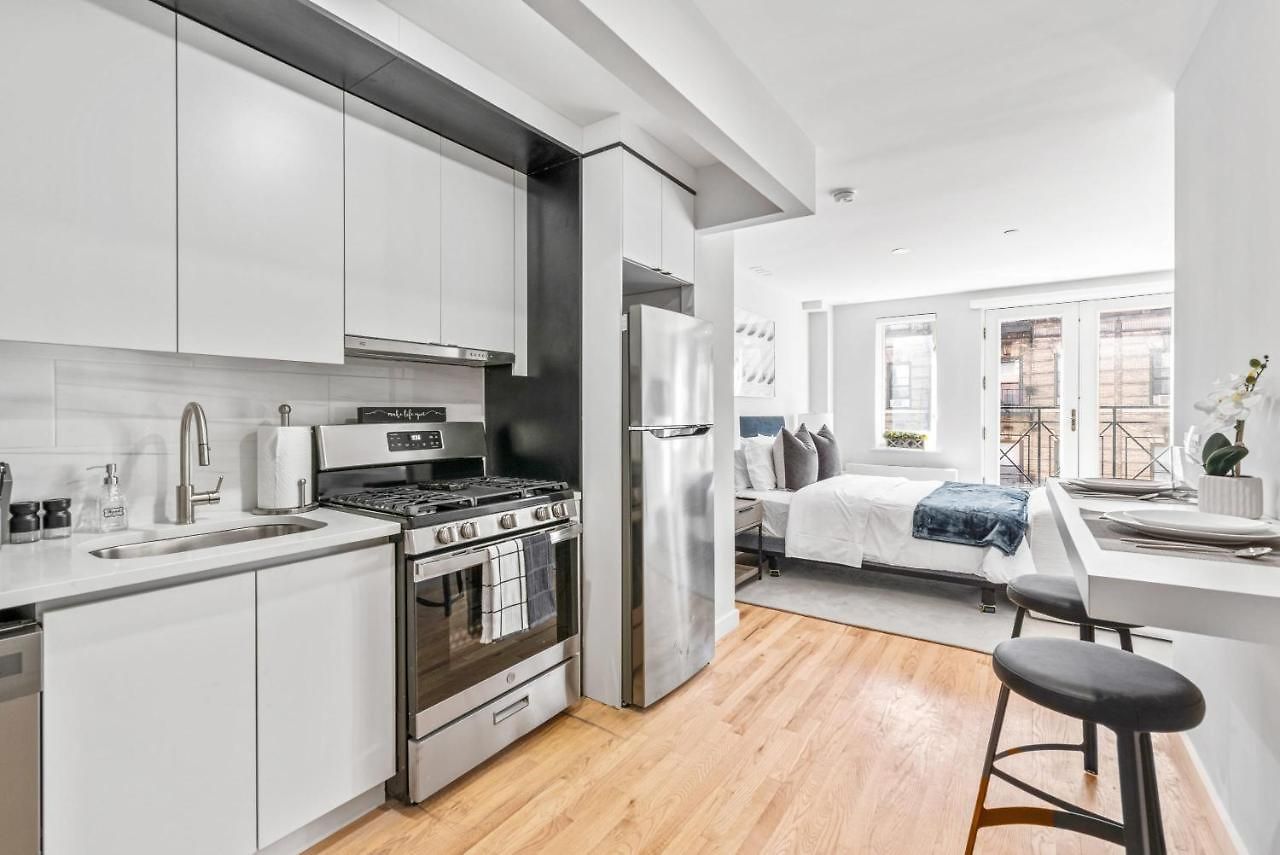 Modern Studio With Charming Juliet Balcony In Upper East Side Holiday home New York