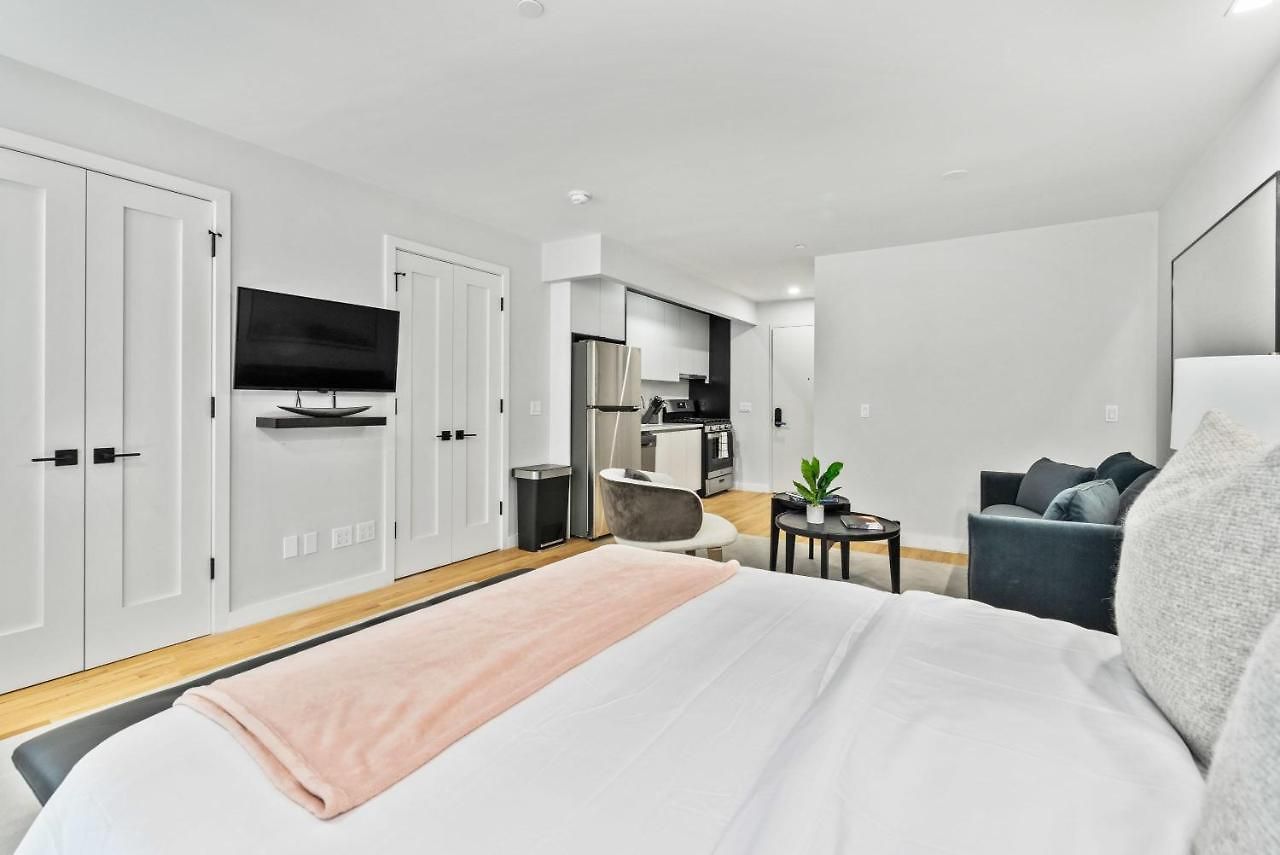 Luxe Studio Ste In Upper East Side With Charming Juliet Balcony Holiday home *