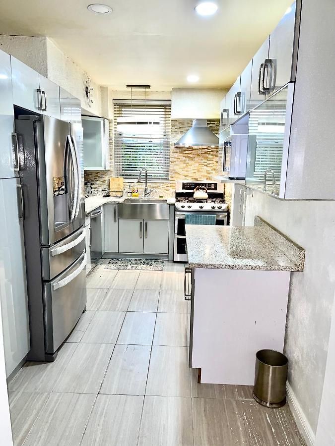 Lga Airport 3 Mins, Vacation 3 Bedroom Duplex House, Parking And Private Backyard, 9mins Subway! Holiday home