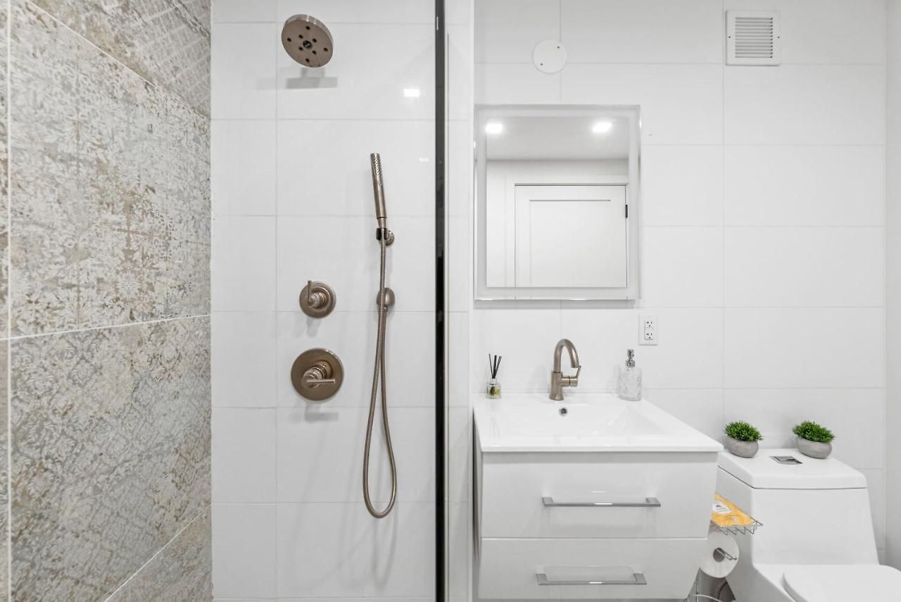 Modern Studio With Charming Juliet Balcony In Upper East Side *