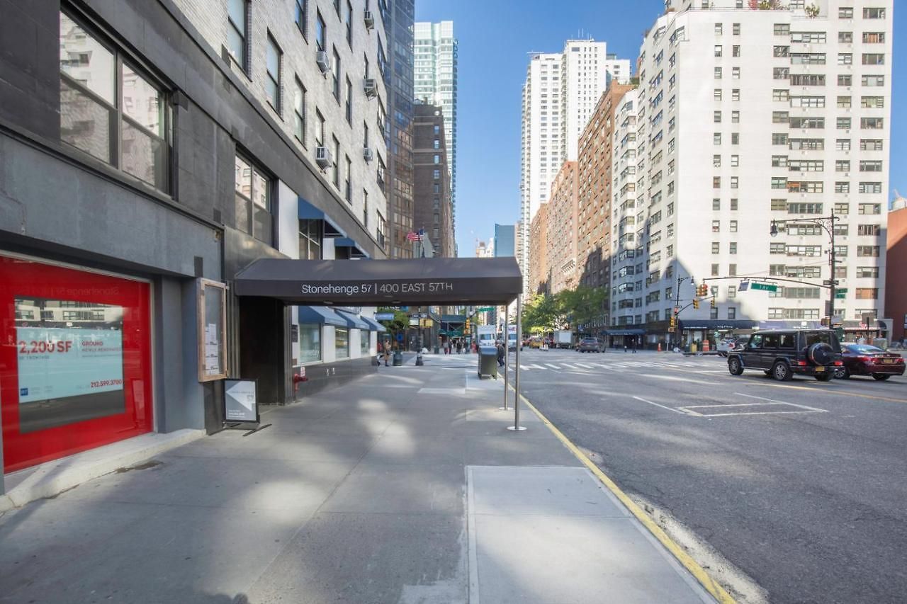 Sutton Place W Doorman Nr Sutton Park Nyc-1140