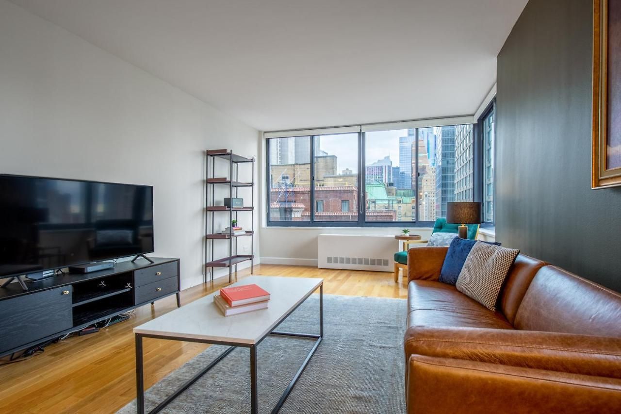 Midtown 1br W Pool Gym Parking Nr Times Sq Nyc-378 *