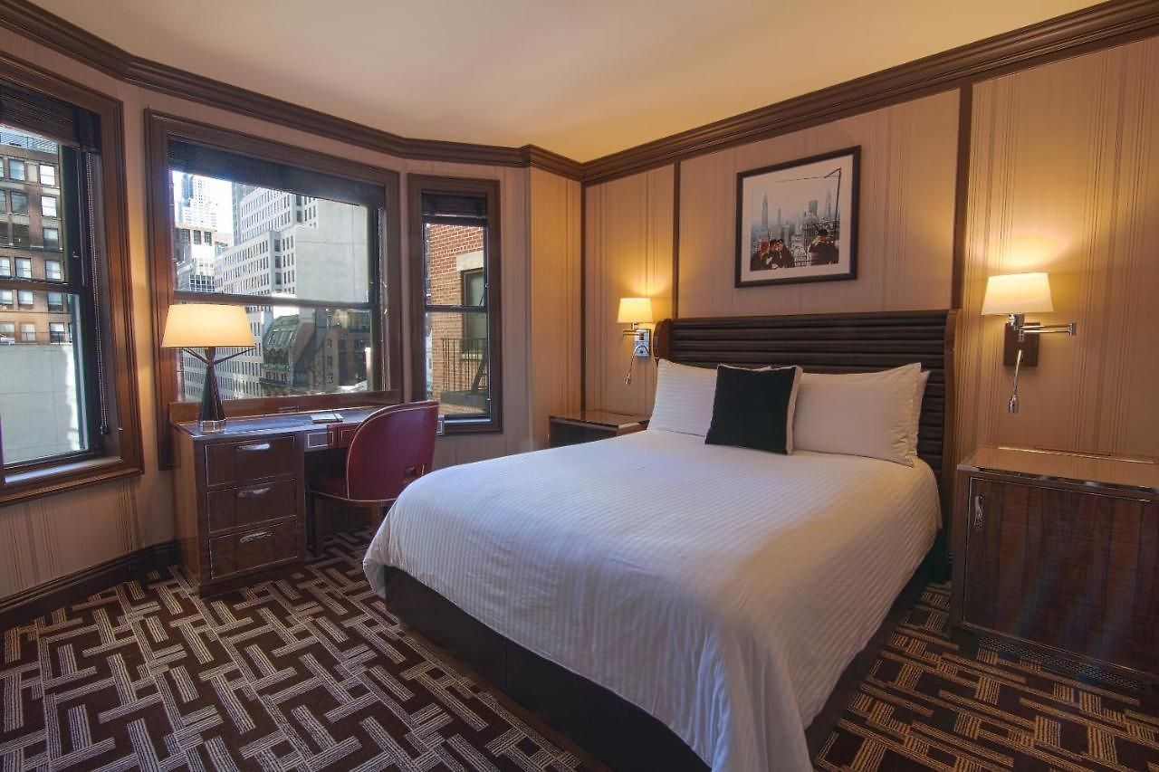 Hotel The Iroquois Times Square, A Small Luxury Hotel