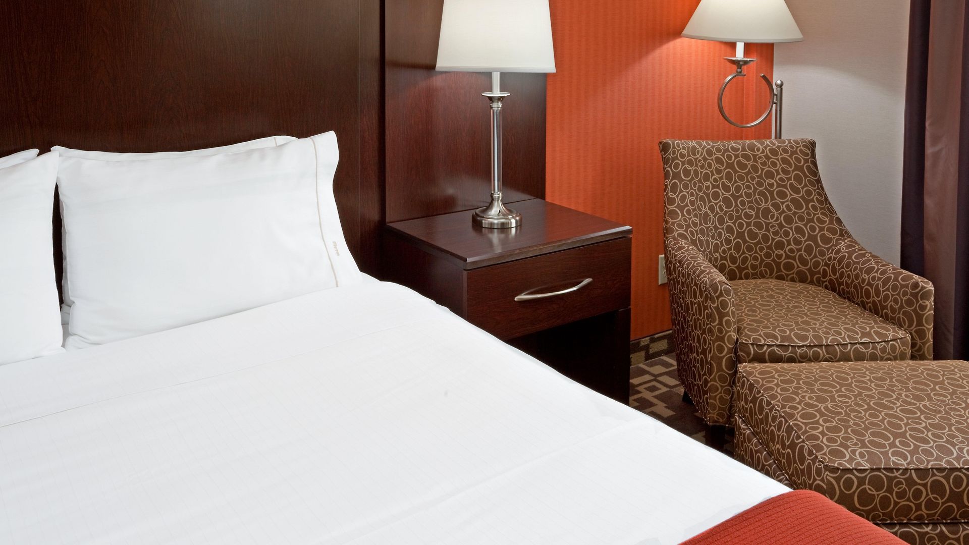 Express Maspeth By Ihg