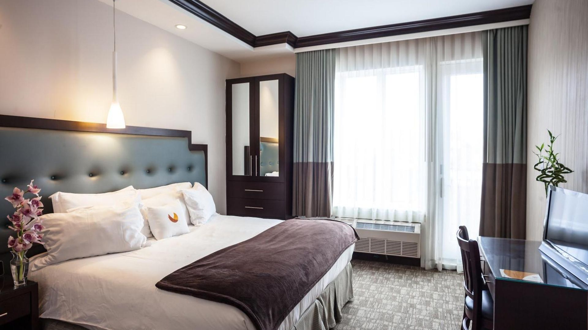 Aura Brooklyn 4*
