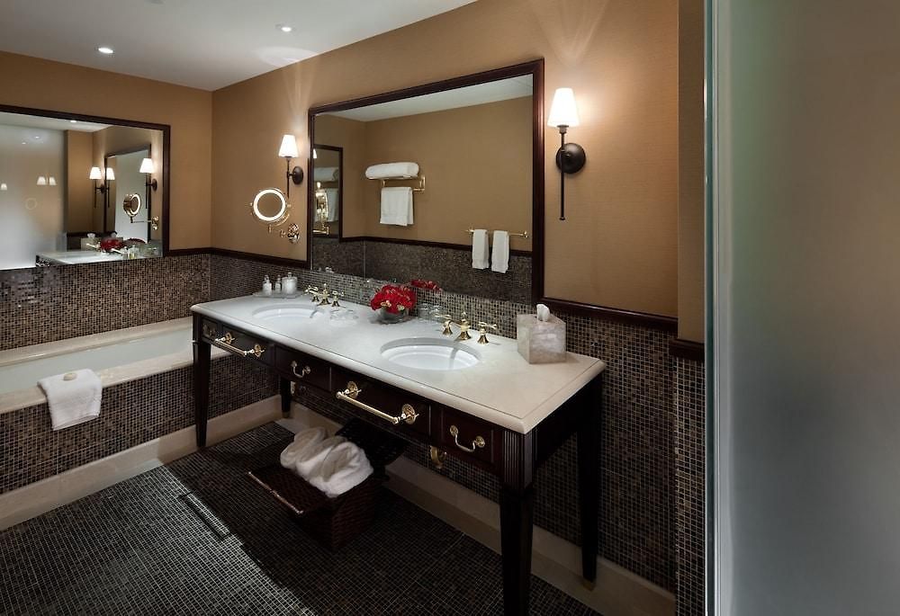 Plaza Athenee Hotel