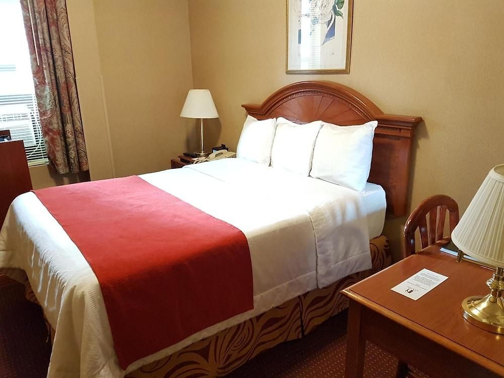 Newton Hotel 3*