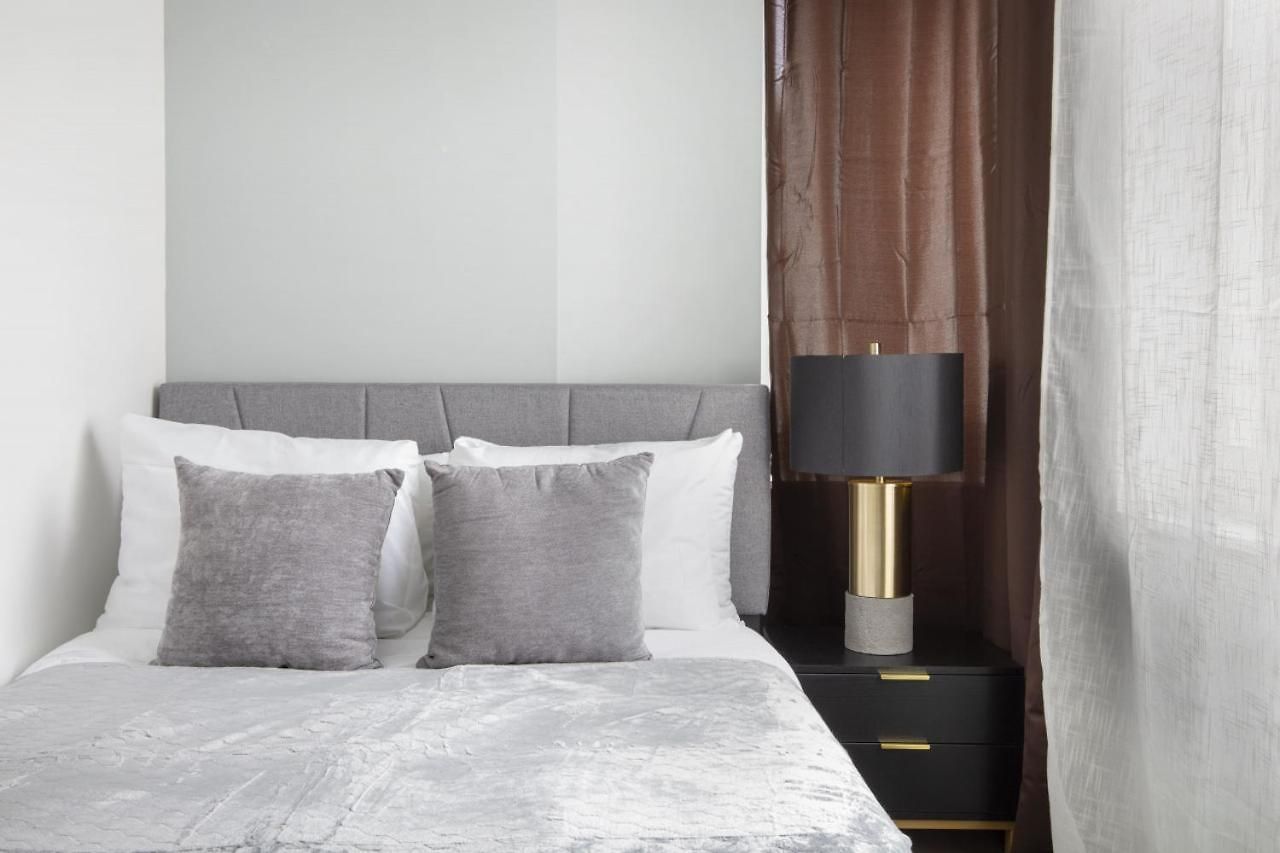 Perfectly Located 2bd Near Times Square With Gym *