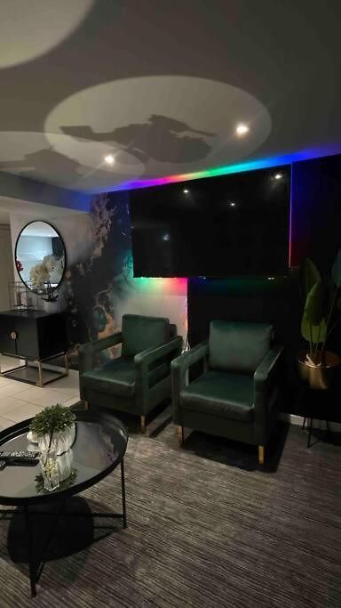 The Circle Near Jfk + Shopping Mall * New York