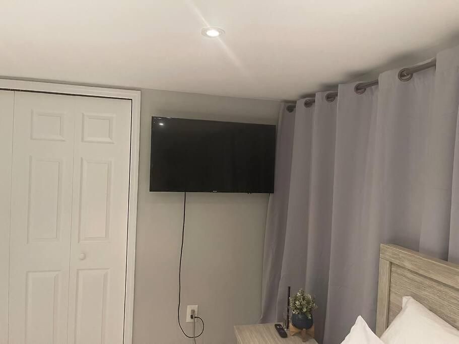 The Circle Near Jfk + Shopping Mall * New York