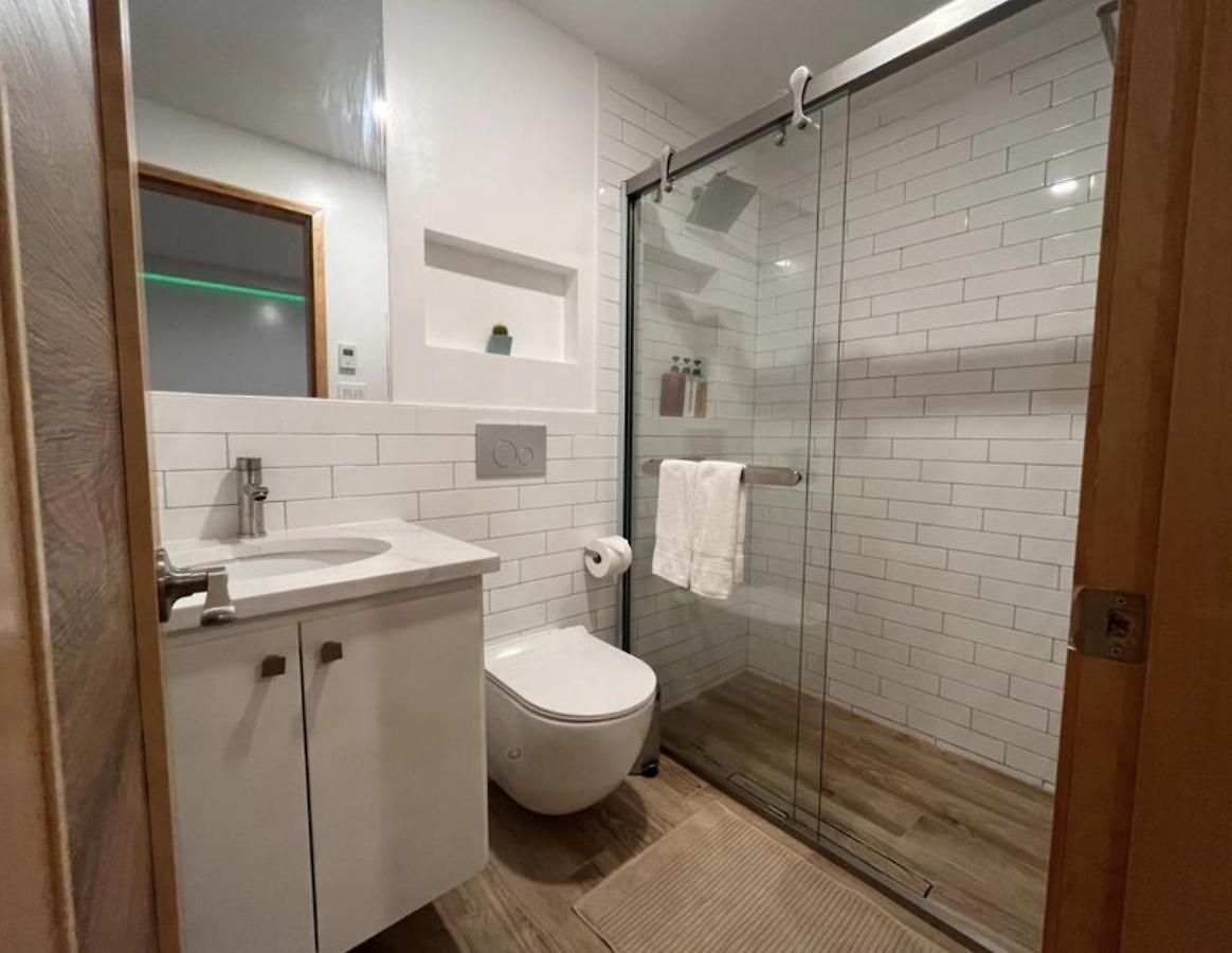 Hotel Modern - Relocation & Business