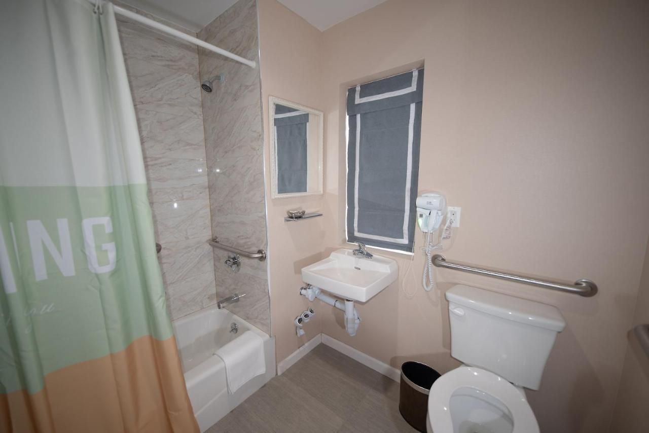 Flushing Garden Hotel 2*