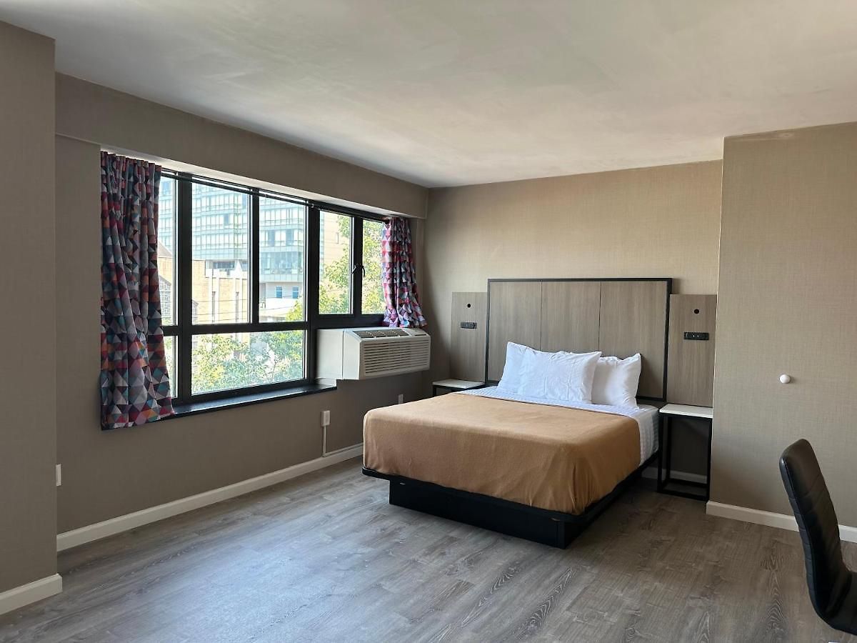Regal & Laguardia Hotel 3*