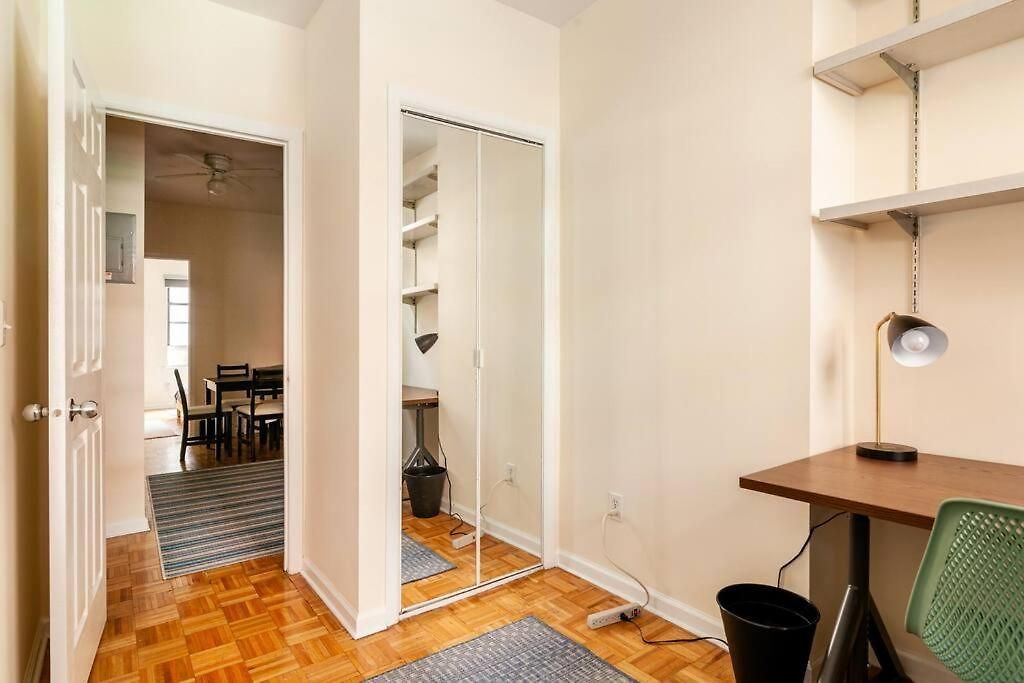 ✪ Large 2 Bedrooms ✪ Queen Beds ✪ Work Stations * New York