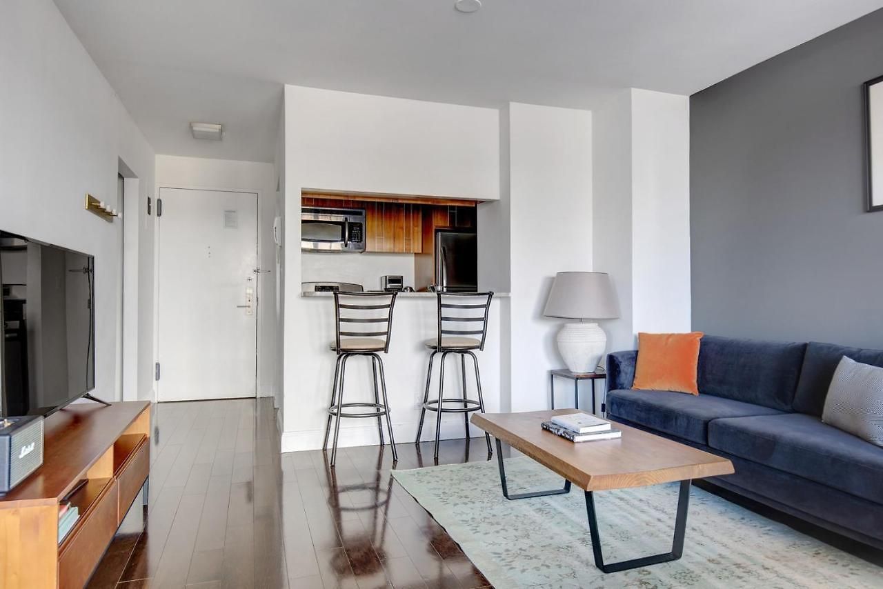 Apartment Ues Studio W Balcony Gym Nr Subway Nyc-240