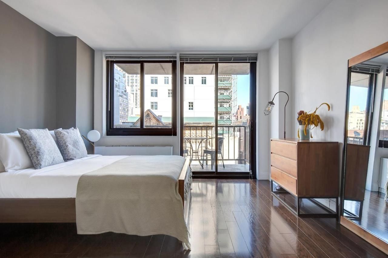 Ues Studio W Balcony Gym Nr Subway Nyc-240 New York